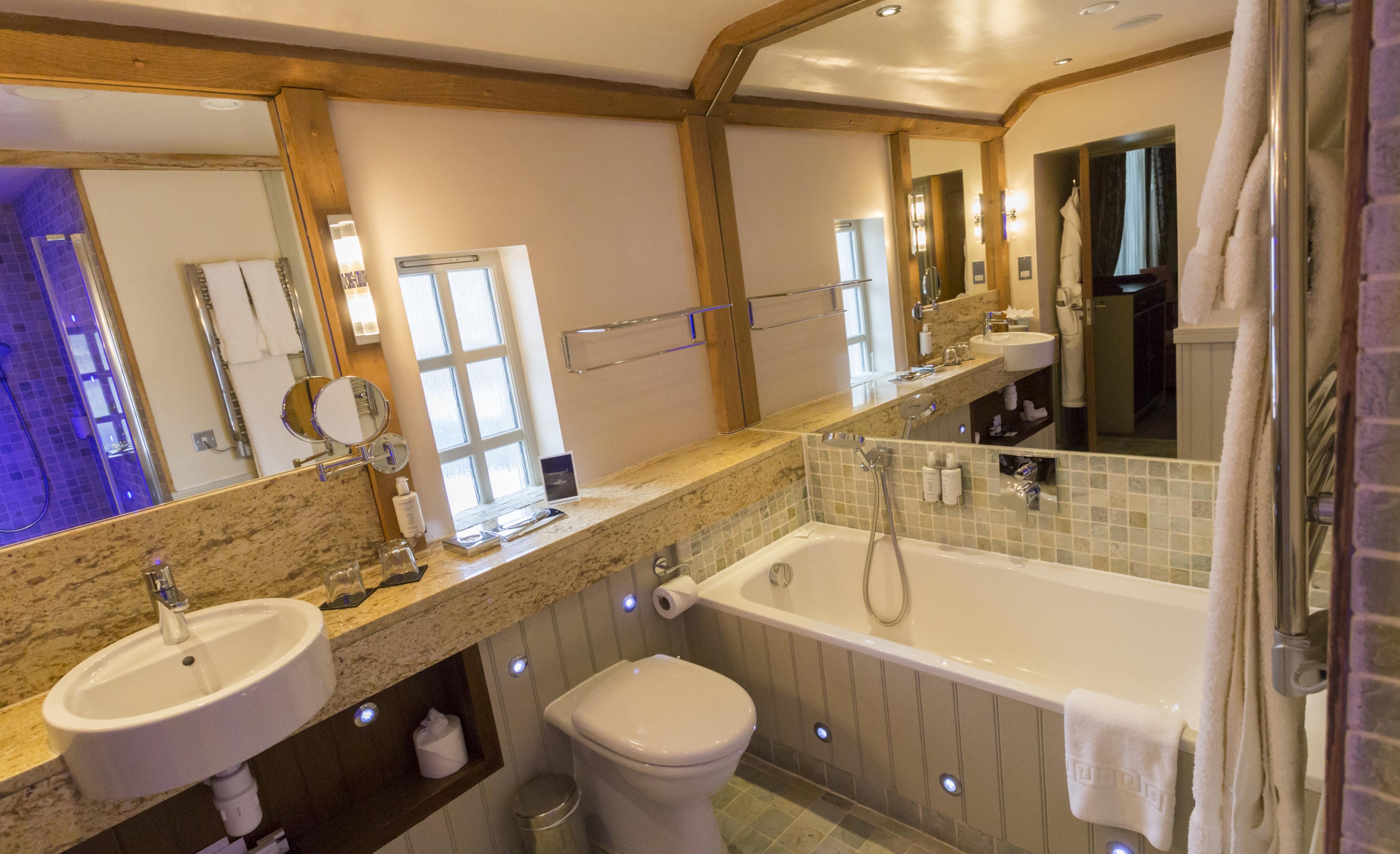 The Farmhouse Hotel And Restaurant Saint Saviour Ngoại thất bức ảnh